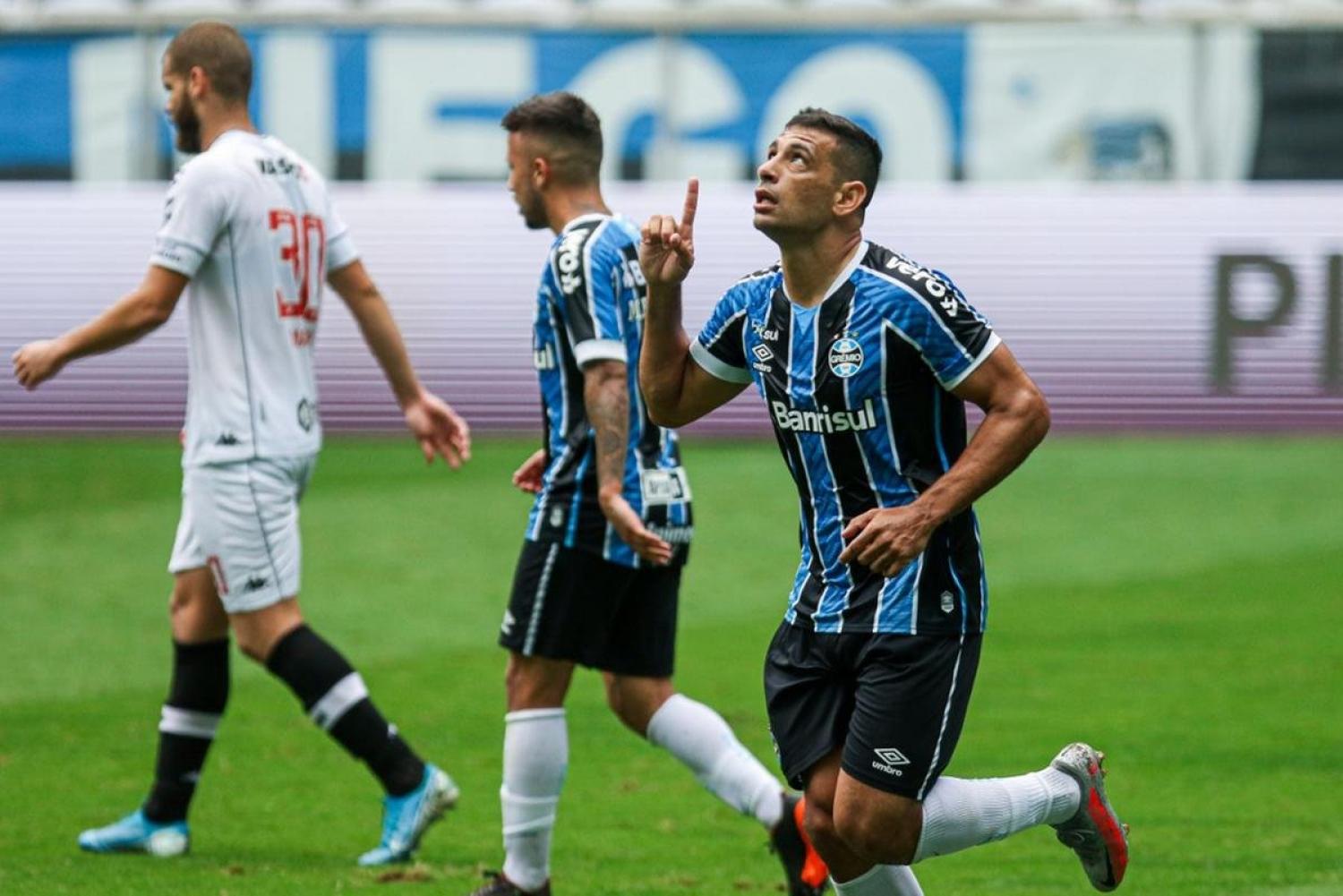 Grêmio goleia o Vasco da Gama com dois gols do artilheiro Diego Souza