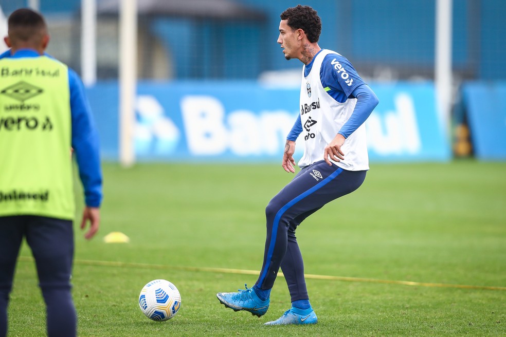 Grêmio treina após retorno de Recife e pode ter mudanças contra o Santos