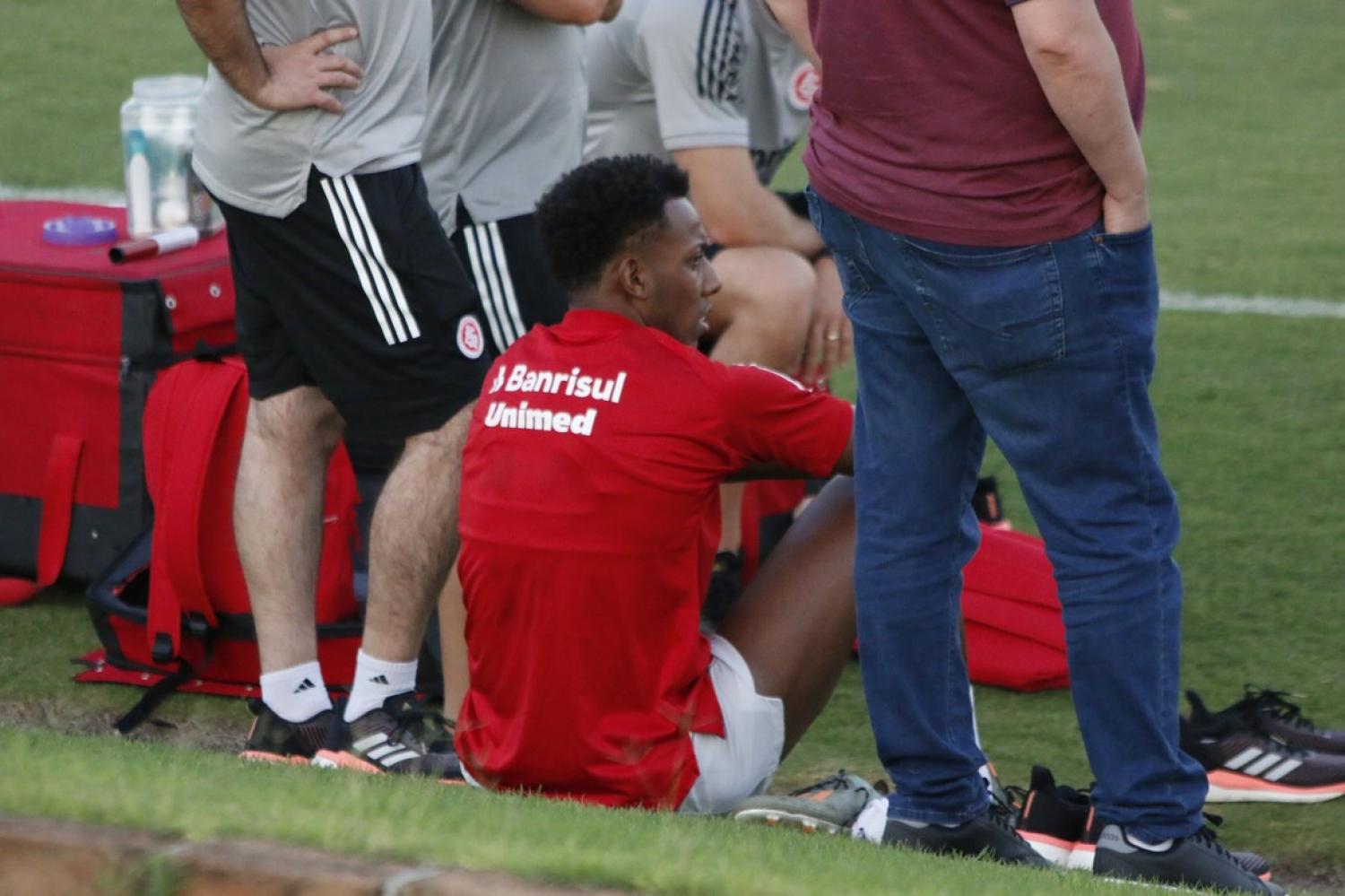 Moisés faz teste, mas deixa treino do Inter mais cedo e deve ser desfalque contra o Tolima