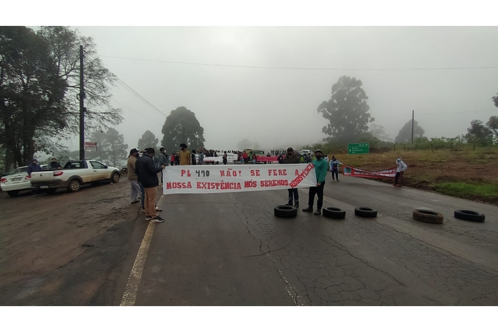 Indígenas bloqueiam rodovia em Chapecó em protesto contra Projeto de Lei