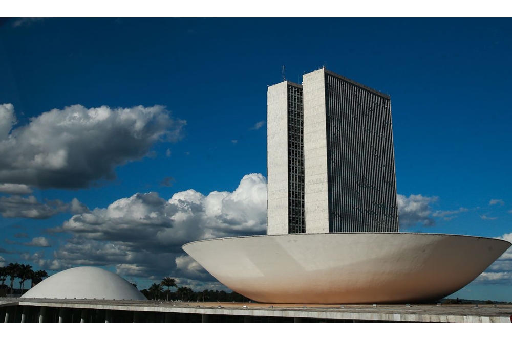 Câmara e Senado escolhem hoje novos presidentes