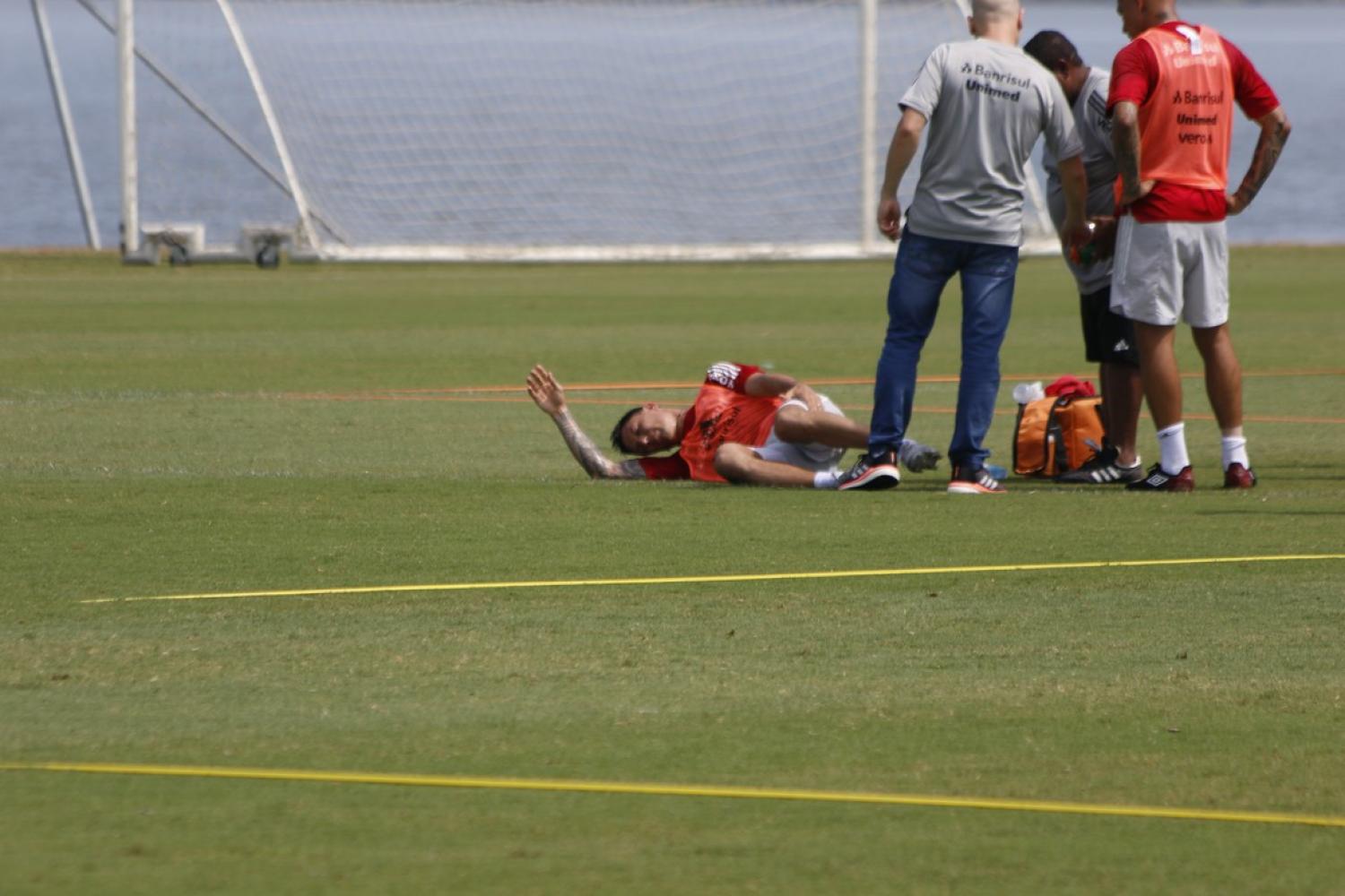 Musto sente problema no joelho esquerdo e deixa treino do Inter mais cedo