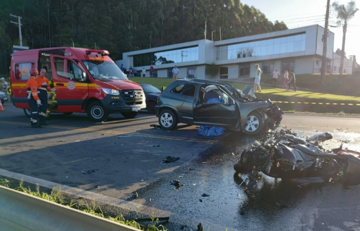 Colisão entre um carro e duas motos deixa 4 mortos na ERS 122