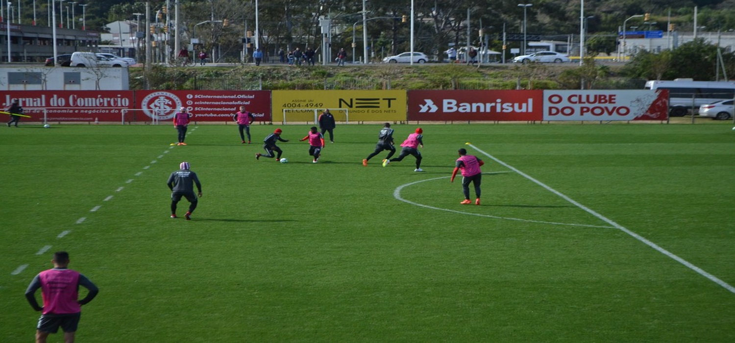 Odair dá atenção à criação ofensiva do Inter em treino de titulares com Rithely