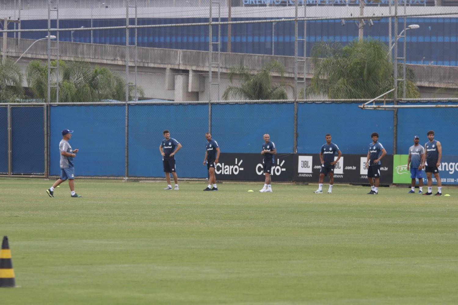 Após mudanças na comissão, grupo do Grêmio faz treino físico comandado por auxiliares