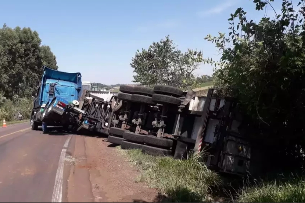 Container carregado com carne de frango, tomba pela segunda vez na ERS 324 em Três Palmeiras