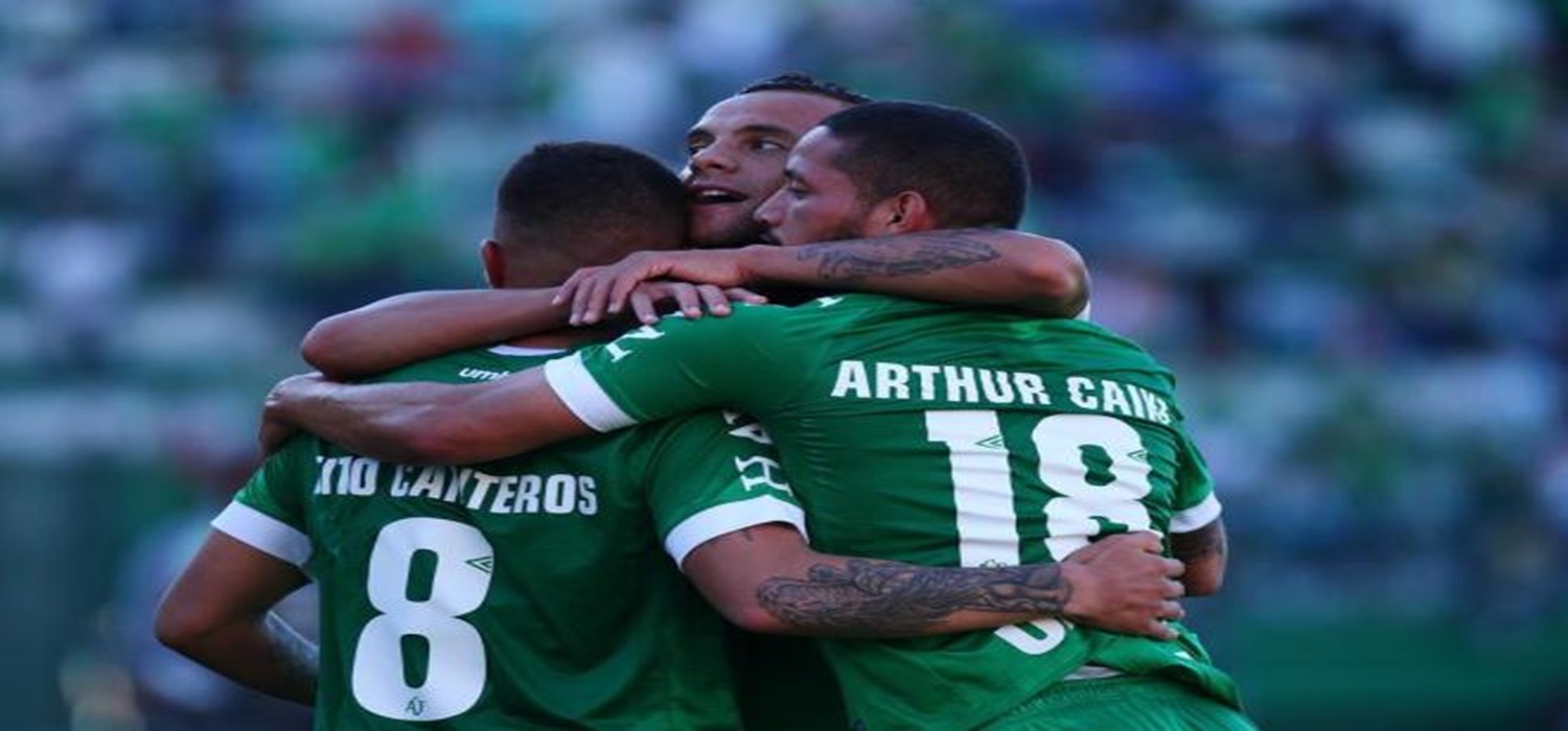 Chapecoense vence o líder Flamengo e sai da zona de rebaixamento