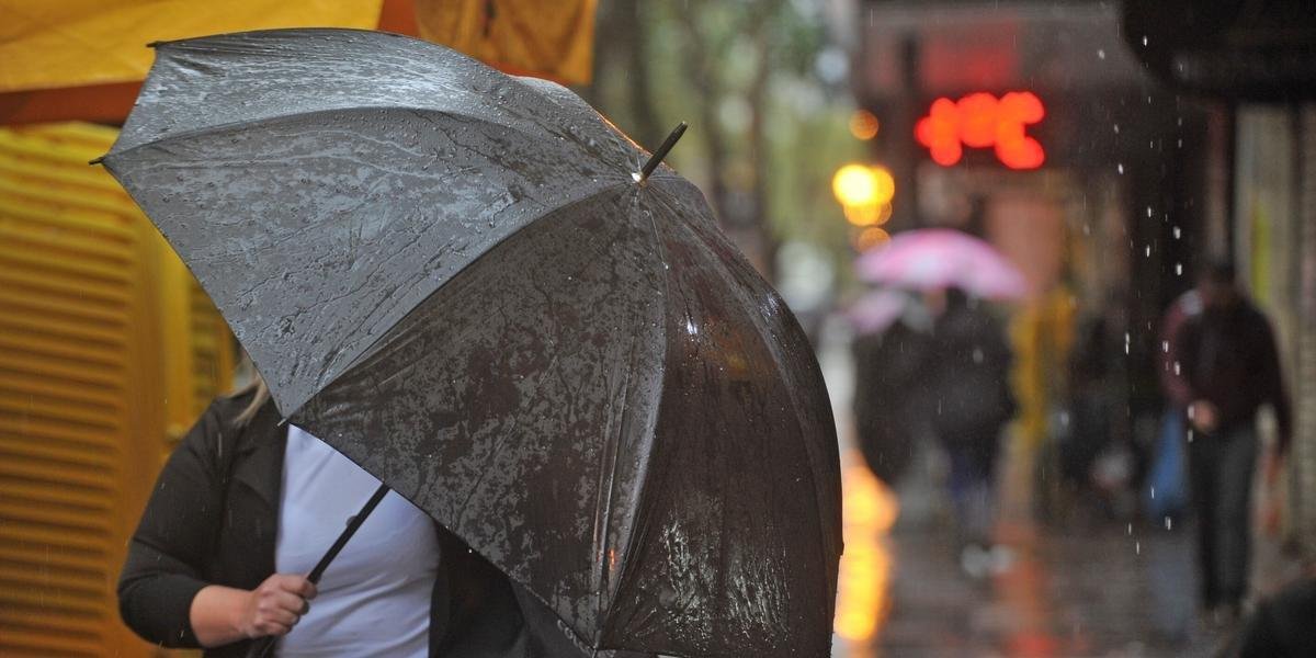 Defesa Civil RS alerta para possibilidade de chuva forte, descarga elétrica e queda de granizo