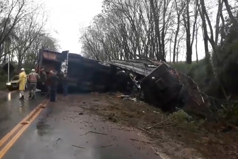 Grave acidente bloqueia rodovia em Nonoai