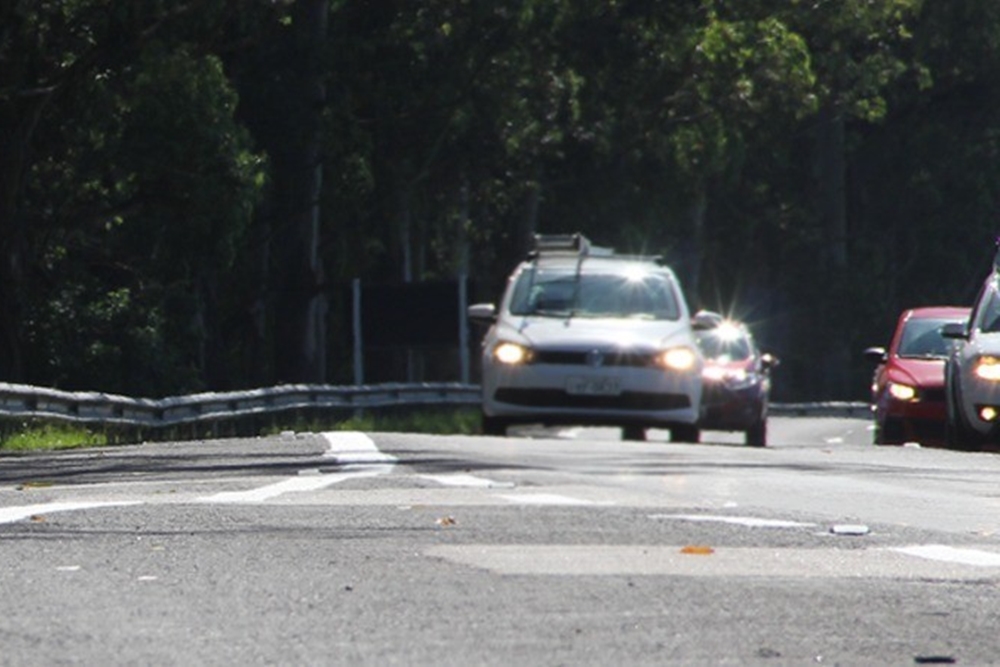 Farol passa a ser exigido durante o dia somente nas rodovias de pista simples