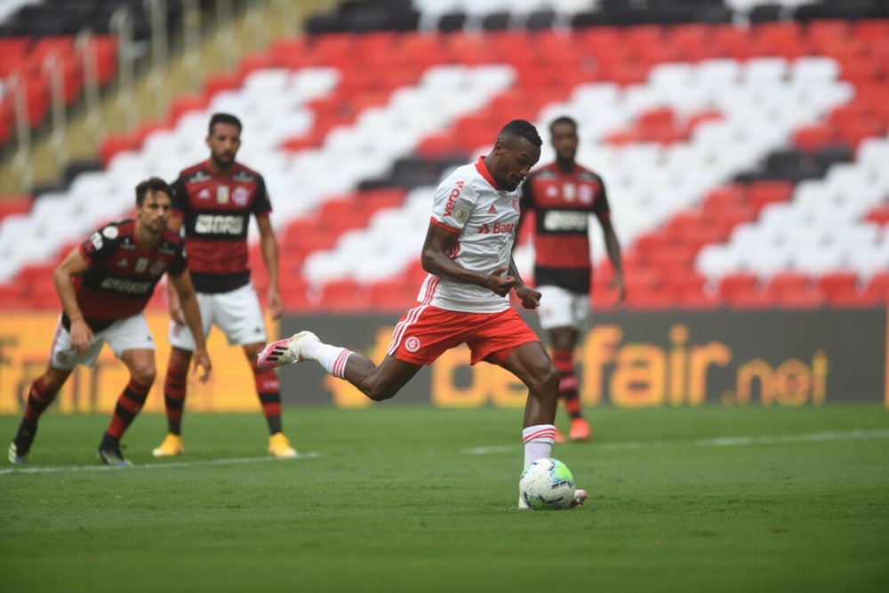 Inter é prejudicado pela arbitragem e acaba superado por 2 a 1 pelo Flamengo