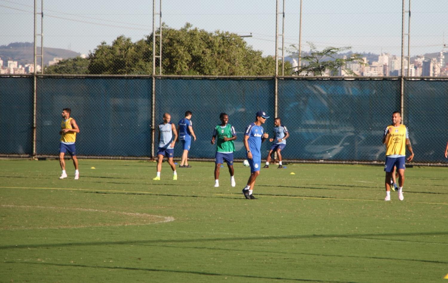 Grêmio se reapresenta após derrota com treino intenso e bronca de auxiliar