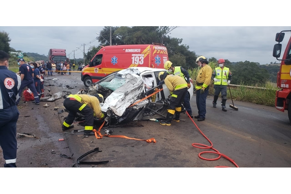 Homem de 23 anos morre após acidente envolvendo carreta e carro em Chapecó