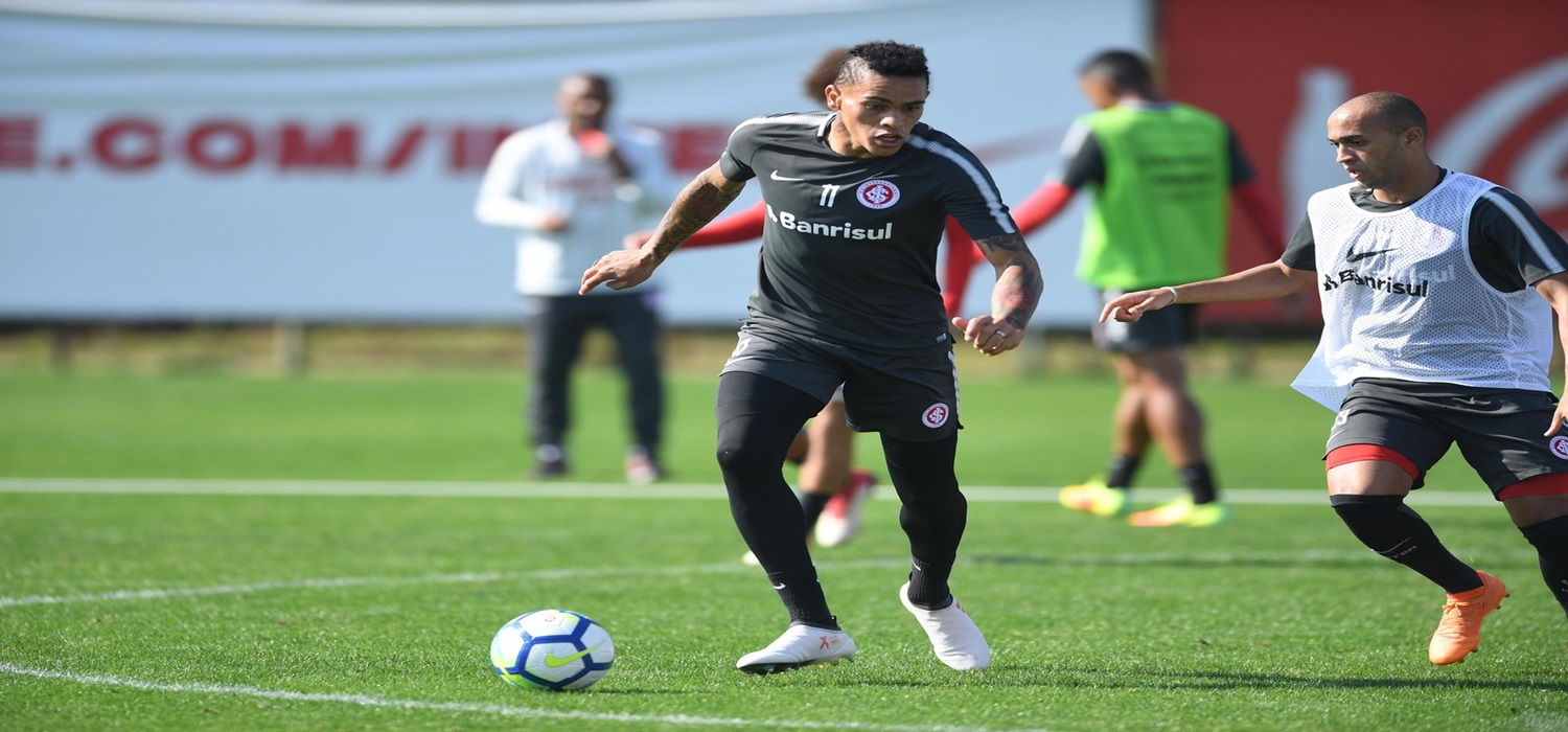 Com time definido, Odair ajusta bola parada em treino com destaque de Alvez