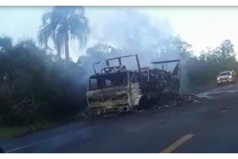 Caminhão carregado com cestas básicas pega fogo perto de Venâncio Aires