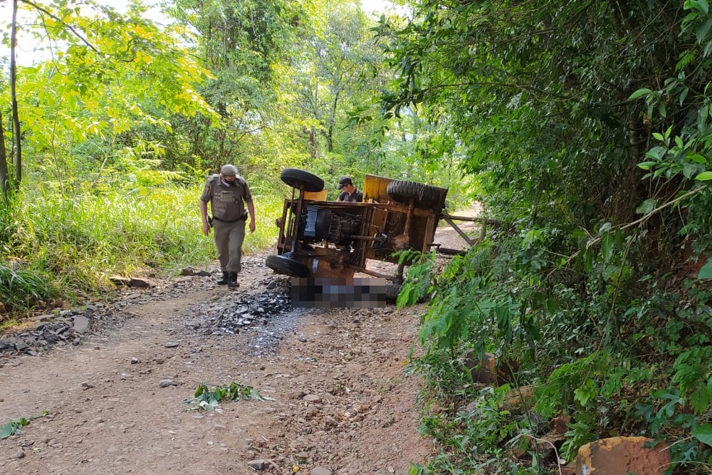 Homem morre após capotamento de trator em Ametista do Sul