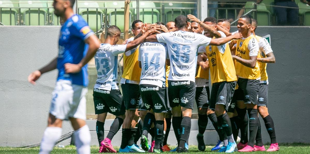 Grêmio goleia o Cruzeiro por 4 a 1 na retomada após Copa do Brasil