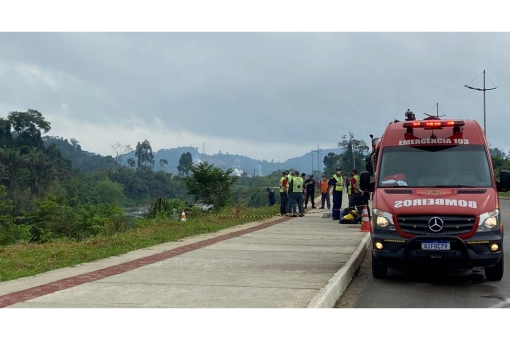 Jovem de 23 anos morre após veículo cair em rio em SC