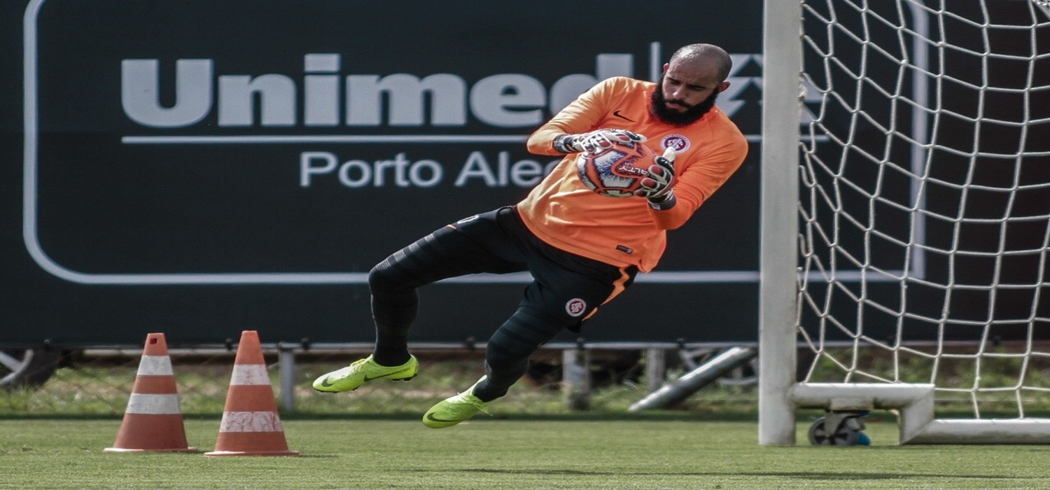 Recuperado, Danilo Fernandes volta a treinar com bola no Inter