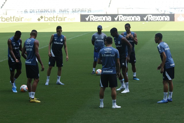 Grêmio faz mistério até no aquecimento e esconde titulares em treino na véspera do Gre-Nal