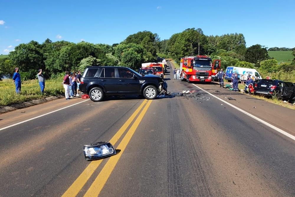 Colisão frontal entre caminhonetas deixa duas pessoas gravemente feridas na BR-282