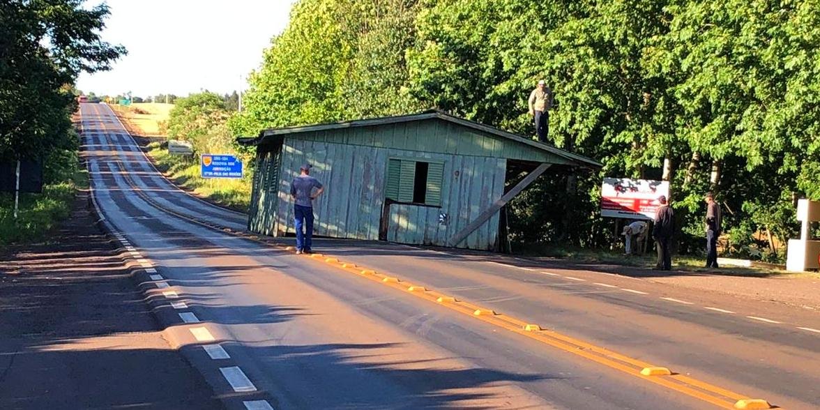 Casa aparece no meio da pista da ERS 324, em Ronda Alta