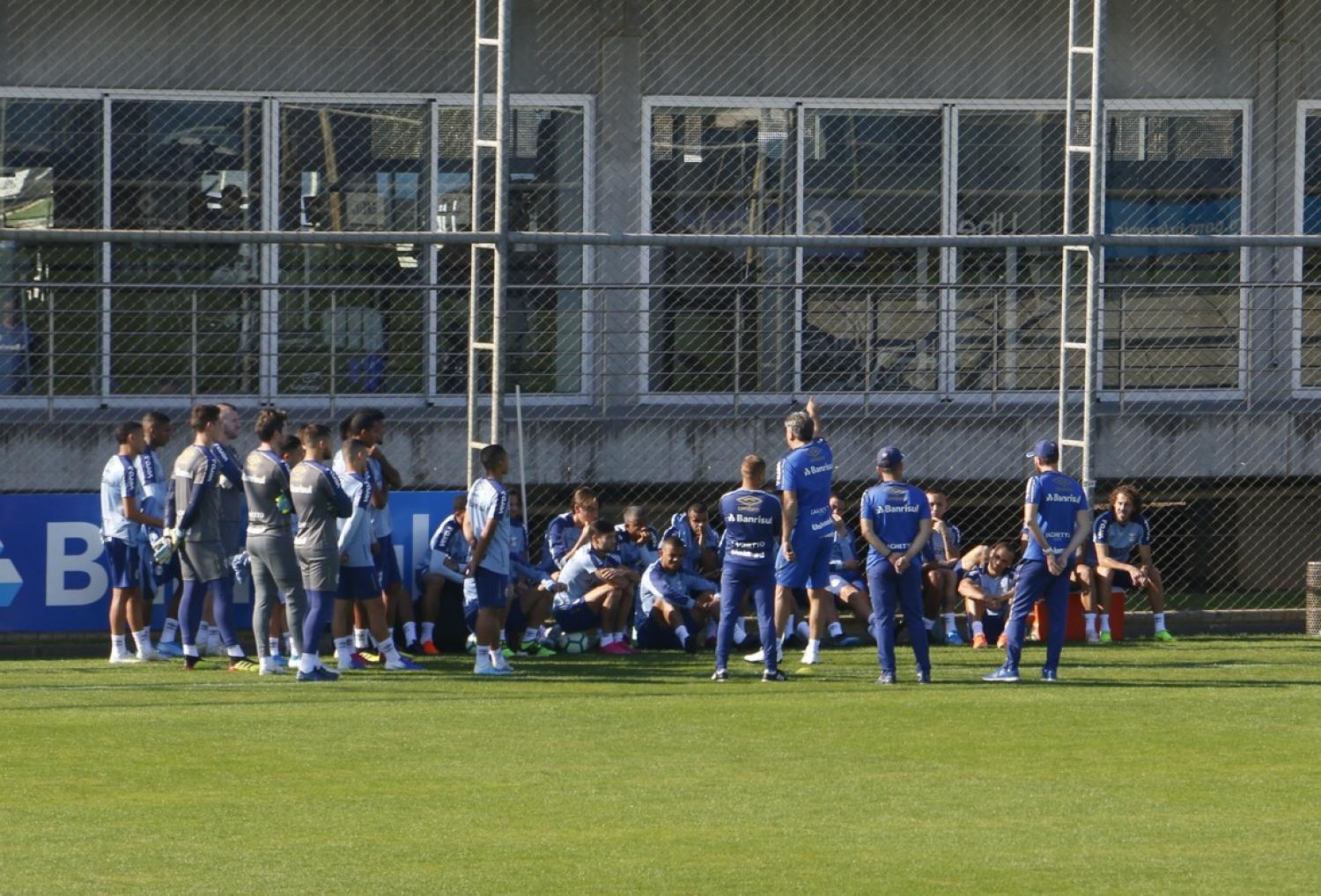 Tardelli desfalca treino do Grêmio marcado por conversa de Renato com elenco