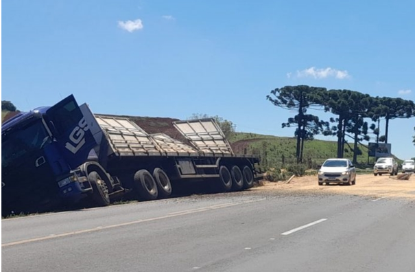 Colisão entre carreta e caminhão é registrada na ERS