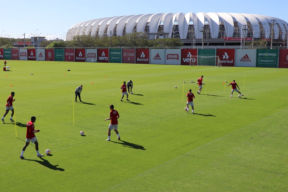 Inter divide atletas em grupos para treinos com bola e trabalhos físicos no CT