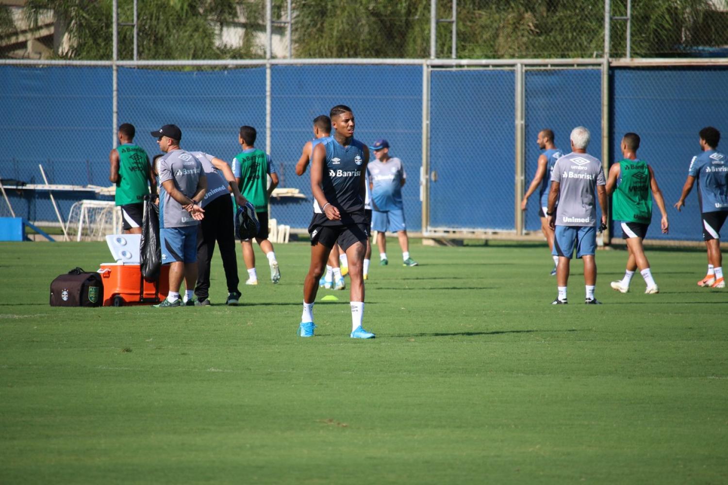 Treino do Grêmio tem testes de Renato e volta de Jean Pyerre aos trabalhos com bola