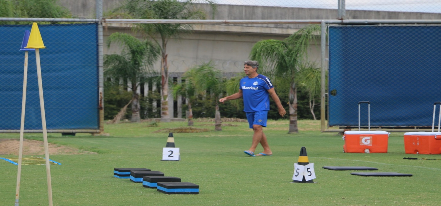 Após alta, Renato Gaúcho aparece em CT e acompanha treino do Grêmio