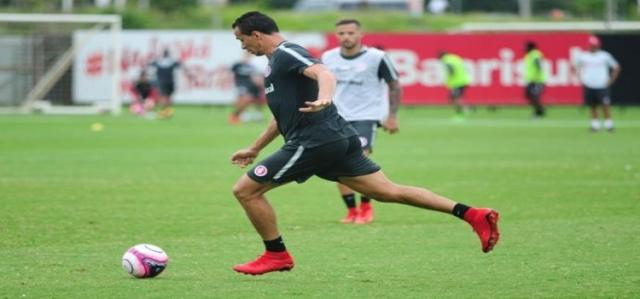 Odair ajusta pontaria do ataque em treino de cruzamentos e finalizações