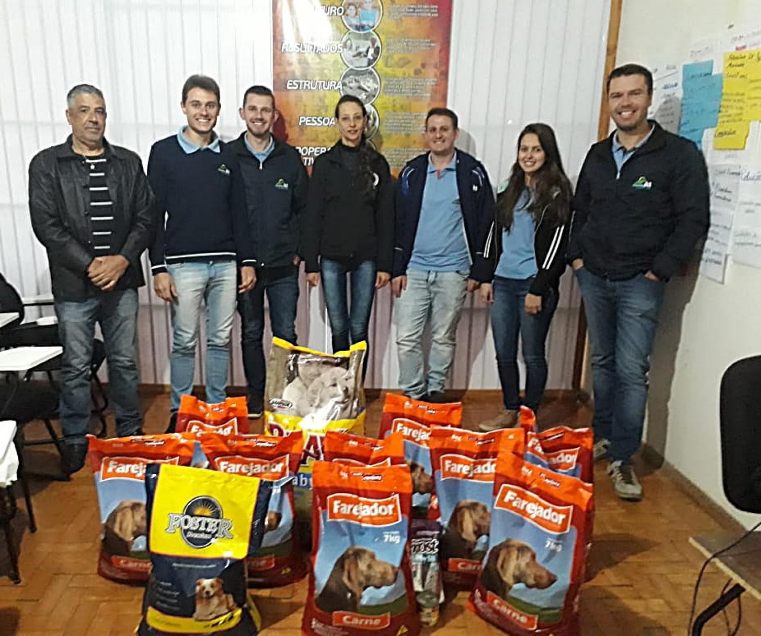 EM ALUSÃO AO DIA DE COOPERAR, A COOPERATIVA A1 DE ALPESTRE ARRECADA MANTIMENTOS PARA A ASSOCIAÇÃO ANJO DOS ALPES.