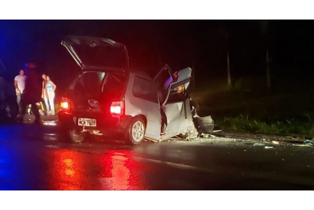 Três pessoas da mesma família morrem após colisão frontal entre carros em SC