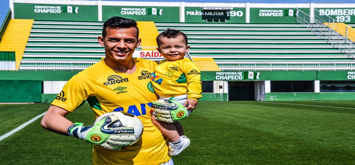 Nos passos do pai: filho segue Danilo e faz defesas em treino da Chapecoense