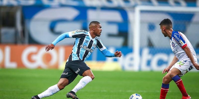 No DM, Douglas Costa e Victor Ferraz voltam aos trabalhos mais cedo no Grêmio