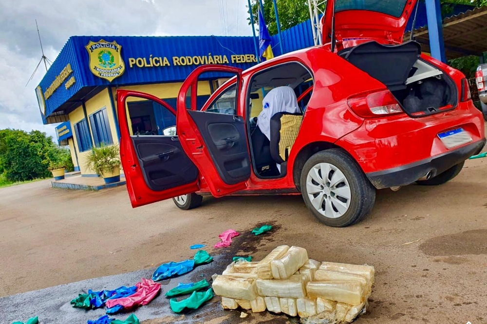 PRF prende duas traficantes transportando mais de 20 quilos de cocaína no tanque de combustível do carro em Sarandi-RS