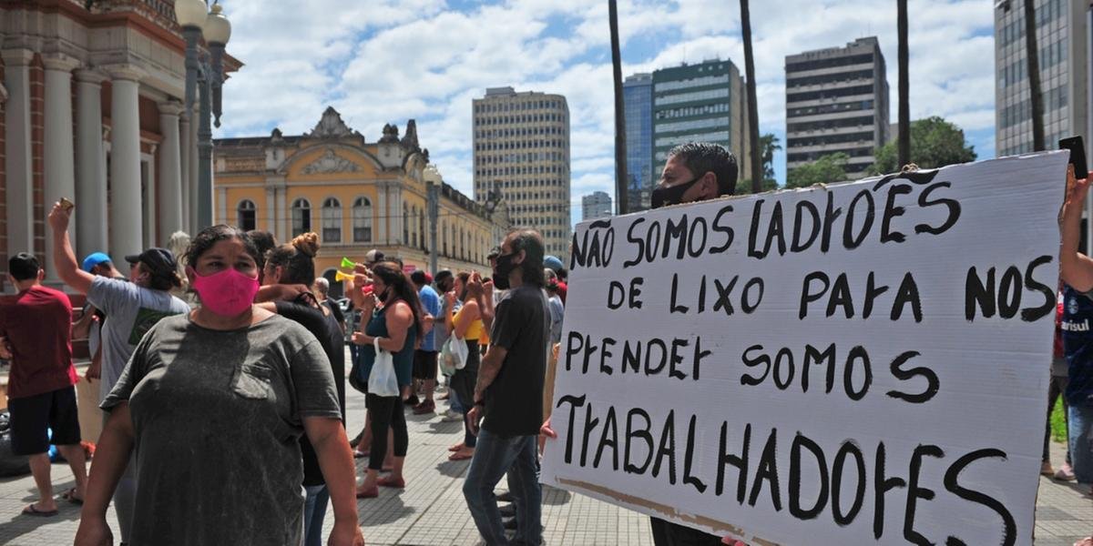 Após protesto, recicladores se reúnem com governo na Prefeitura de Porto Alegre