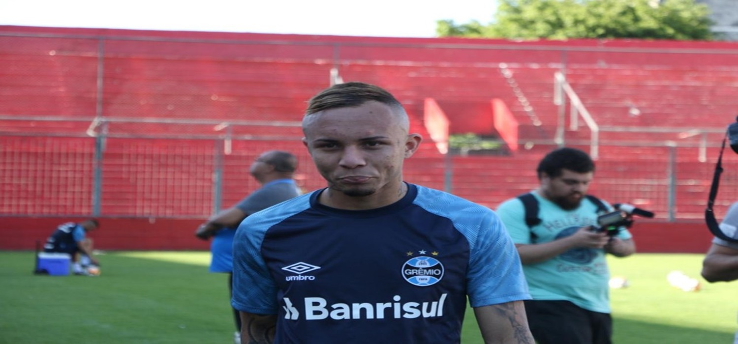 Sem centroavante, Everton se apega a versatilidade do ataque contra o Tucumán