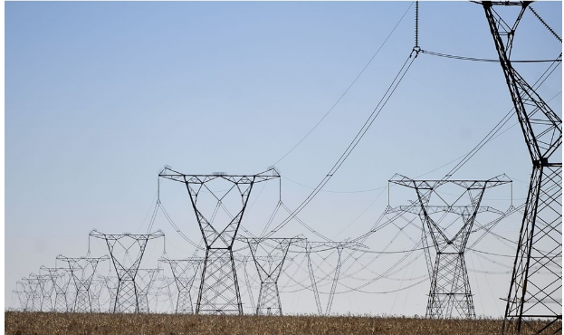 Ministro intermedia acordo para suspensão de reajuste da conta de luz