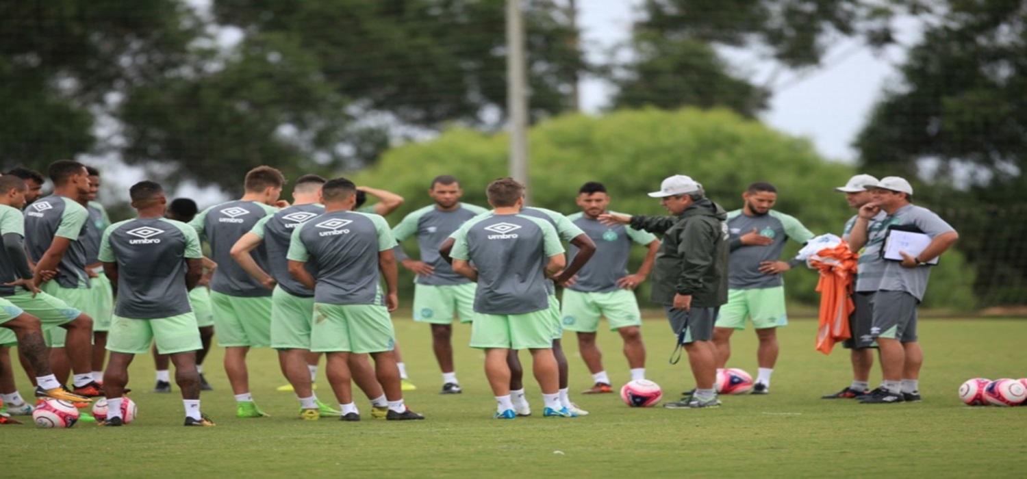 Chape volta aos trabalhos com foco no returno do estadual