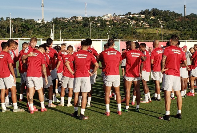 Coudet fecha último treino e mantém dúvida na lateral esquerda do Inter para o Gre-Nal