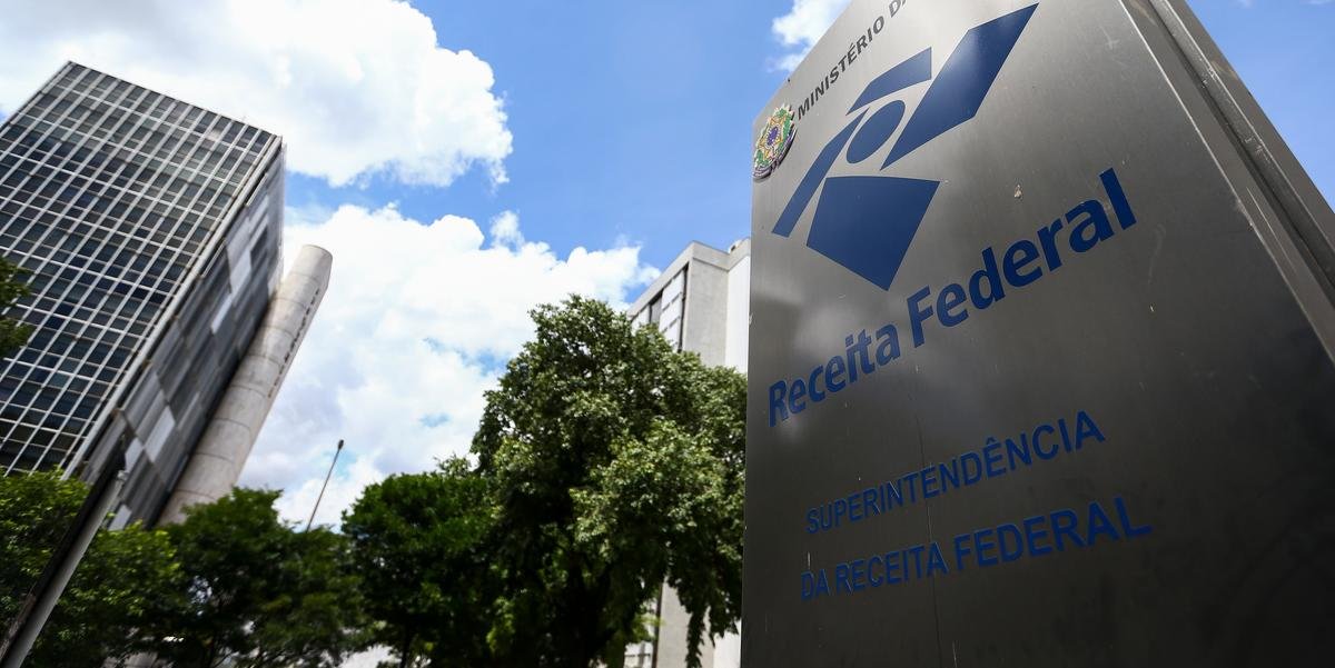 Receita recebe 324 pedidos de exoneração após corte de verba