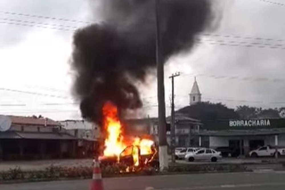 Motorista coloca fogo no carro ao ser informado que veículo seria recolhido por infração de trânsito em SC