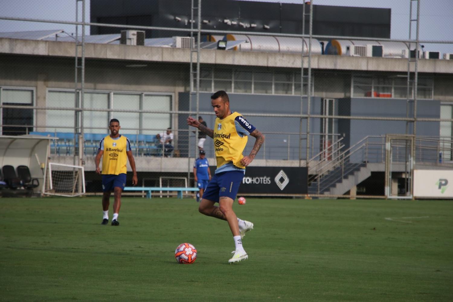 Após 10 dias afastado, Luan volta a treinar com elenco do Grêmio antes de Gre-Nal decisivo