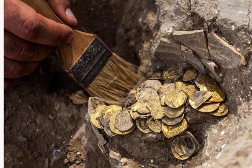 Adolescentes desenterram 425 moedas de ouro de 1.100 anos