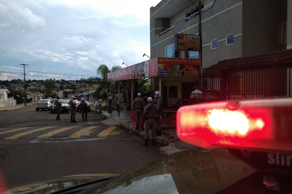 Atirador tenta balear desafeto e acaba matando amigo