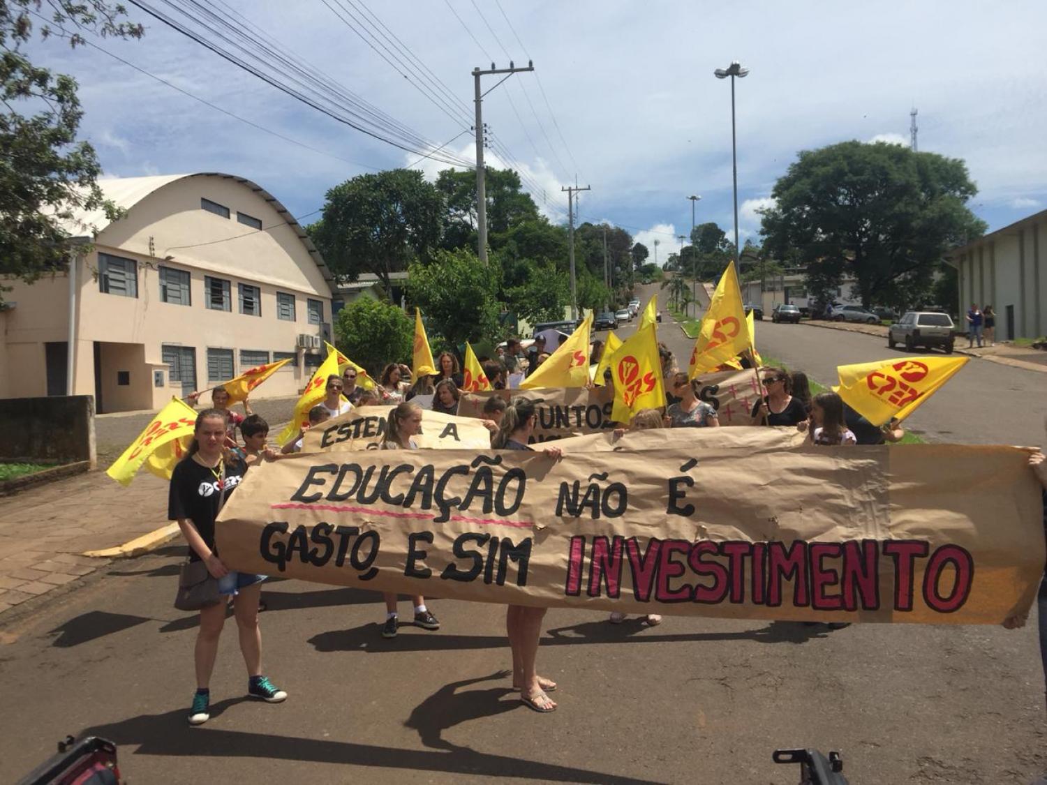 Professores e Servidores da educação realizaram ato público em Alpestre. 