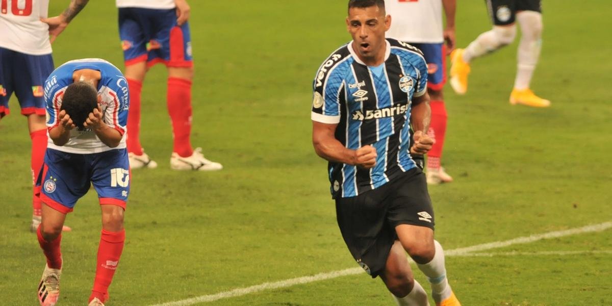 Grêmio leva susto, mas vence o Bahia e dorme no G4 do Brasileirão