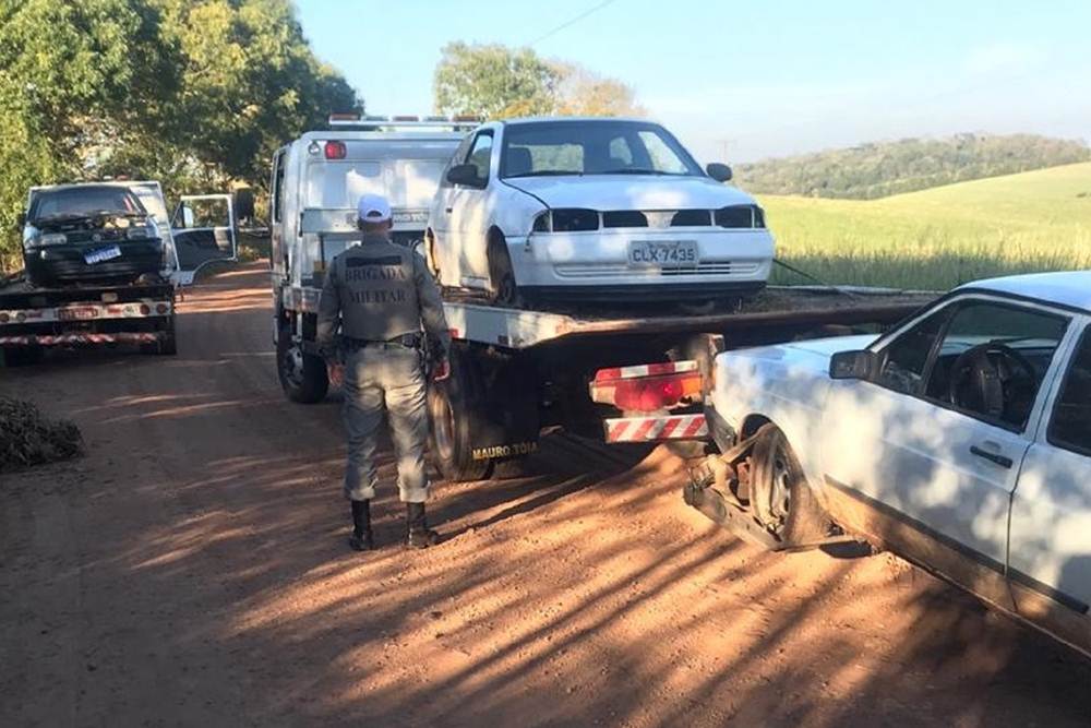 Cemitério de veículos roubados é encontrado em matagal no interior de Pontão